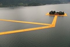 藝術(shù)家 Christo創(chuàng)建的『水上浮橋／floating piers』